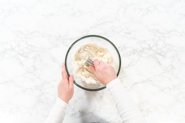 Ruky miešajúce cesto v mise